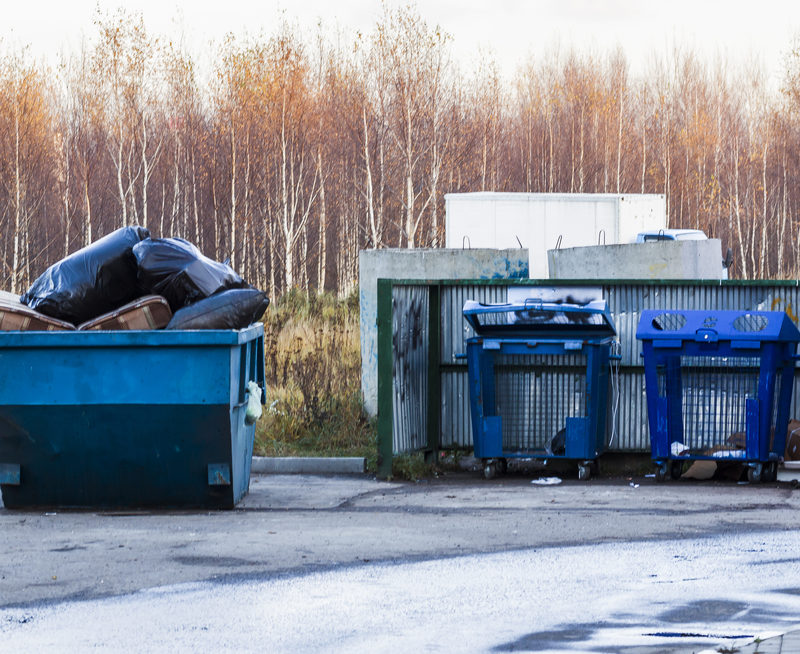 Kontenery na śmieci i gruz – jak efektywnie separować nieczystości?